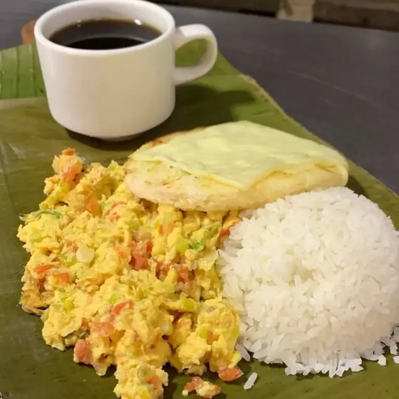 Caldo con huevos rancheros