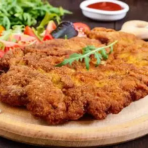 MILANESA EMPANIZADA CON ENSALADA