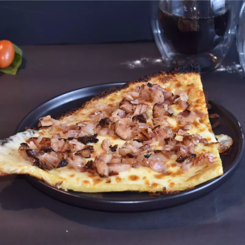 Faina con panceta y muzza