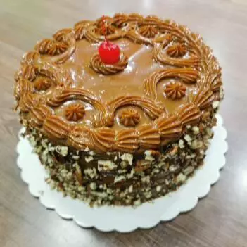 Torta de manjar blanco con pecanas