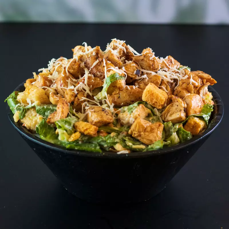 ENSALADA CÉSAR CON POLLO