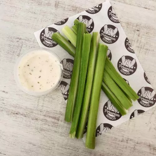 Porción de apio y blue cheese