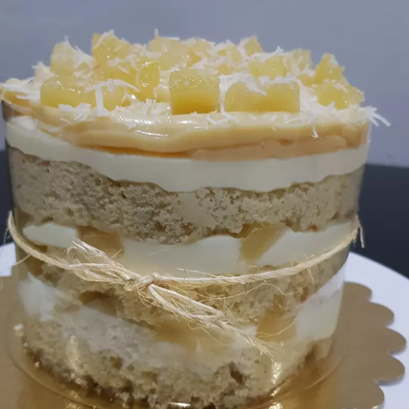 BOLO DE ABACAXI COM COCO 15CM