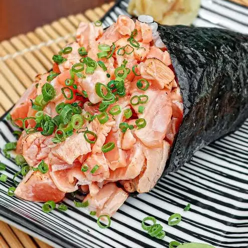 TEMAKI DE SALMÃO MASSARICADO