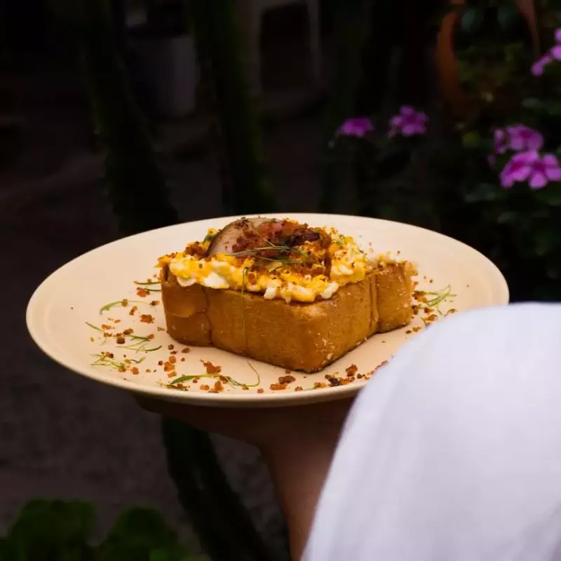 Torrada Petrópolis com bacon e ovos