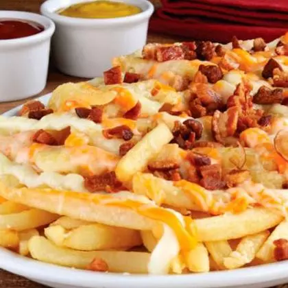 BATATA FRITA COM CHEDDAR E BACON