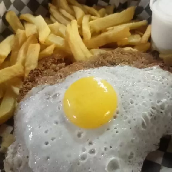 milanesa  a caballo con papas