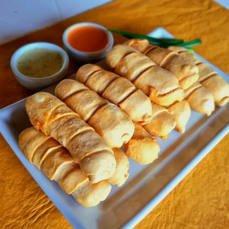 12 tequeños de queso (9cm) + 1 salsa