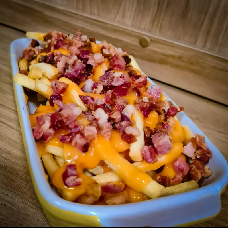 Papa Frita con cheddar y bacon