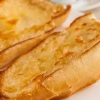 Pão assado na chapa