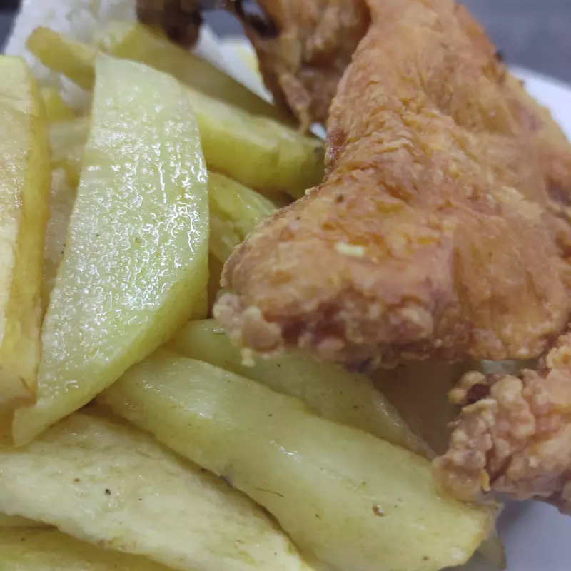 Pollo dorado con papas fritas