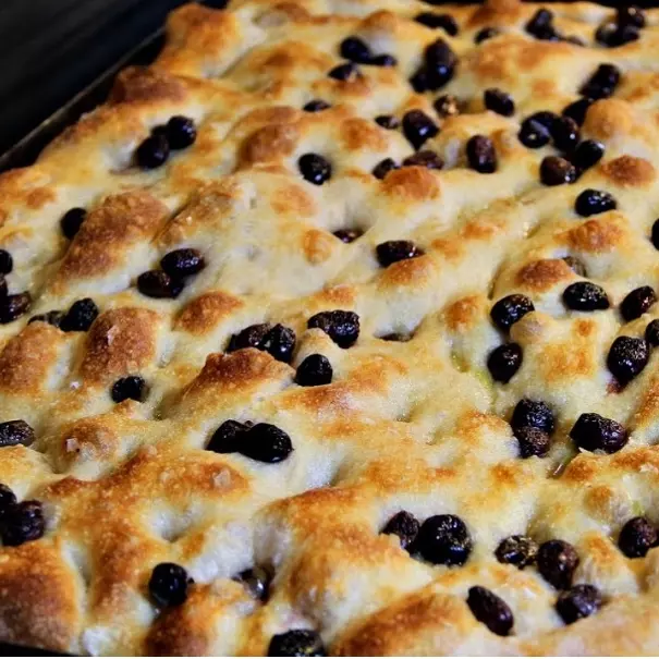 Porción Focaccia aceitunas negras