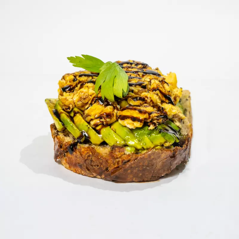 Tostones de palta y huevo revuelto