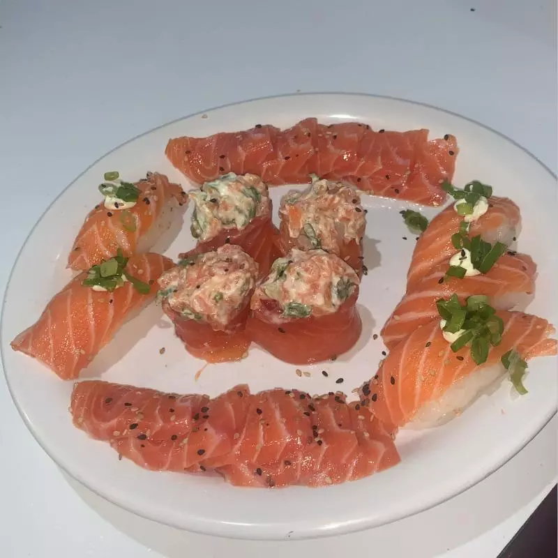 Combinado de 19 peças de salmão