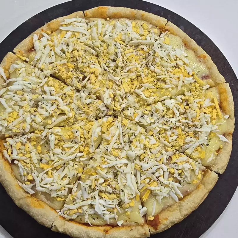 Pizza con huevo duro