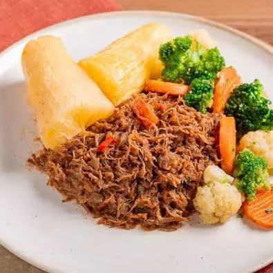 Mandioca, carne moida e legumes