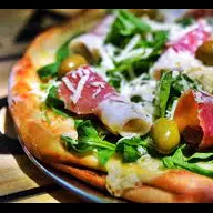 pizza de rucula y jamon crudo