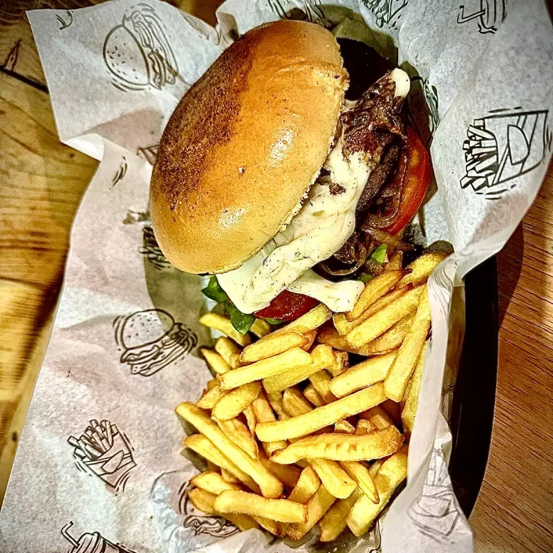 Hamburguesa con Queso(incluye papas)