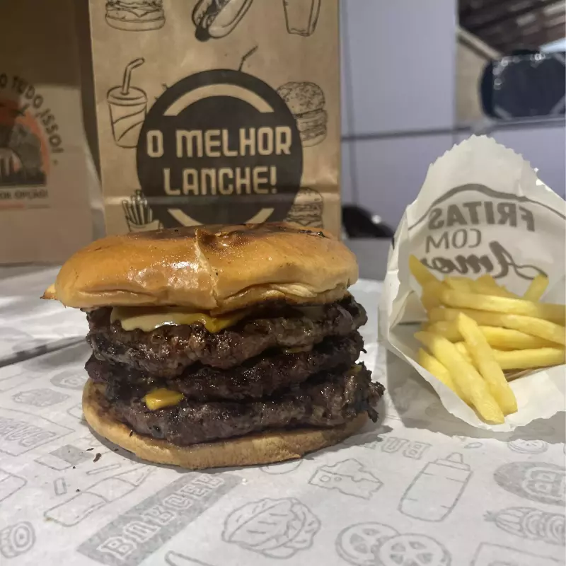 BURGUER TRIPLO ACOMPANHA BATATAFRITA