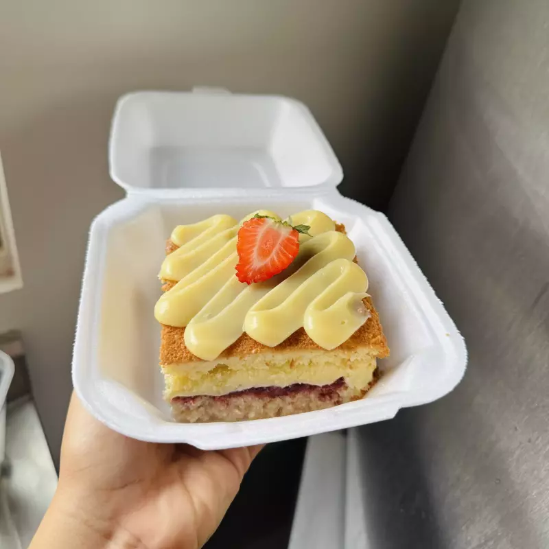 Fatia ninho com geleia de morango