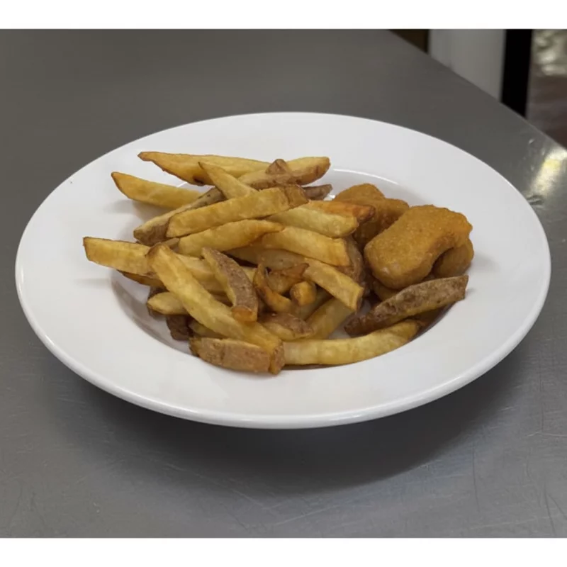 Papas fritas con nuggets de pollo