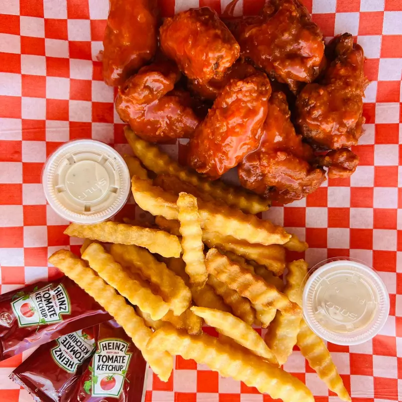 ALITAS CON SALSA BUFALO