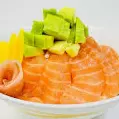 POKE BOWL SASHIMI DE SALMÃO E ABACATE