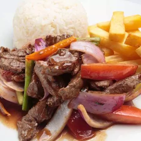 Lomo saltado criollo