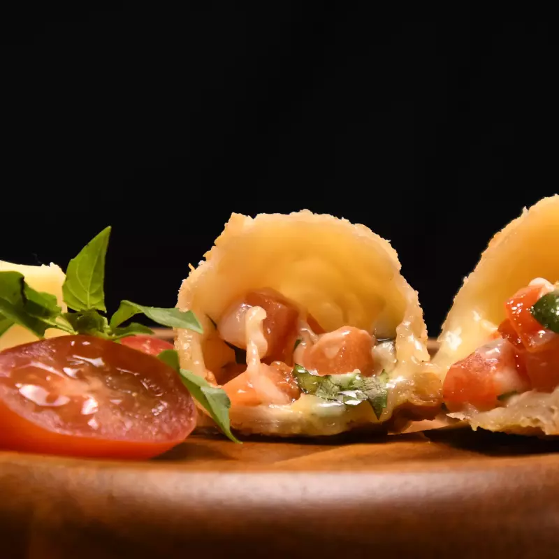 Empanada de jitomate, queso y albaha