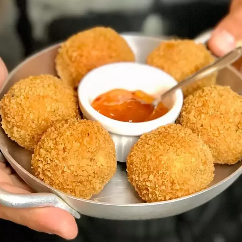 BOLINHO DE CARNE DE SOL S/ MASSA