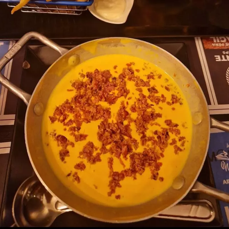 Piscina de Cheddar e farofa de bacon(cópia)