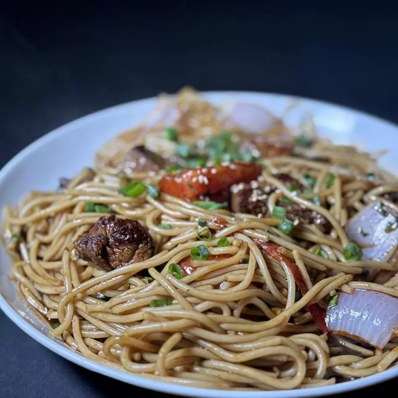 Tallarin saltado con lomo