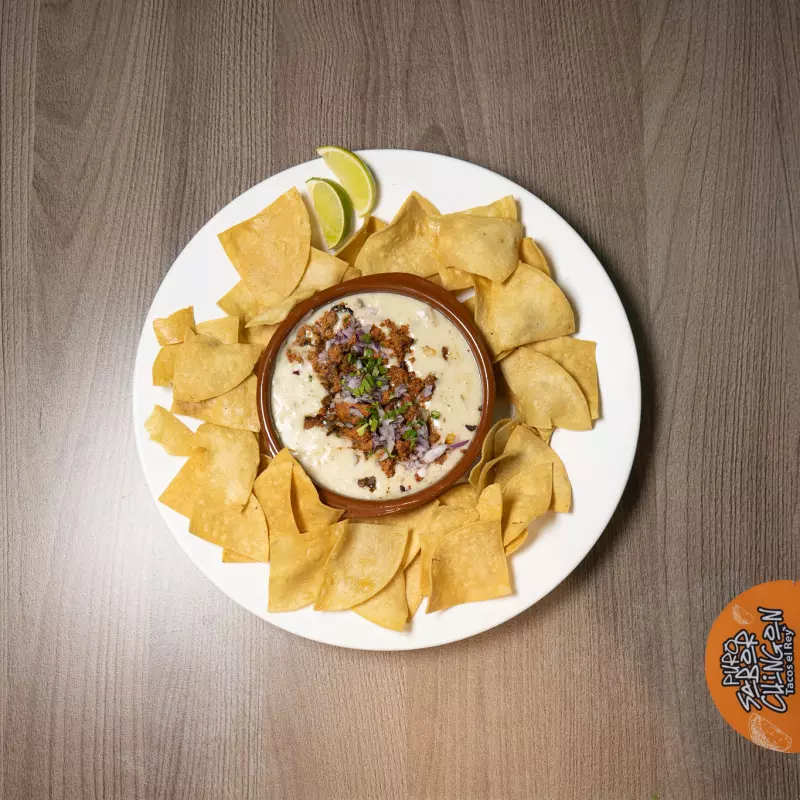 Queso fundido con chorizo