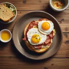 Tost com ovo cremoso e bacon