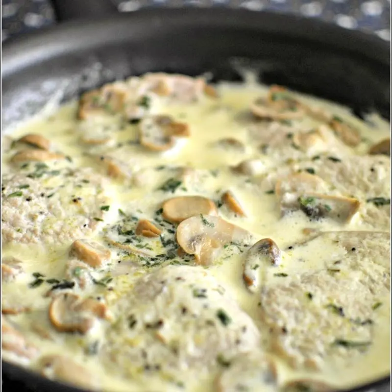 Escalopes de porcos com cogumelos