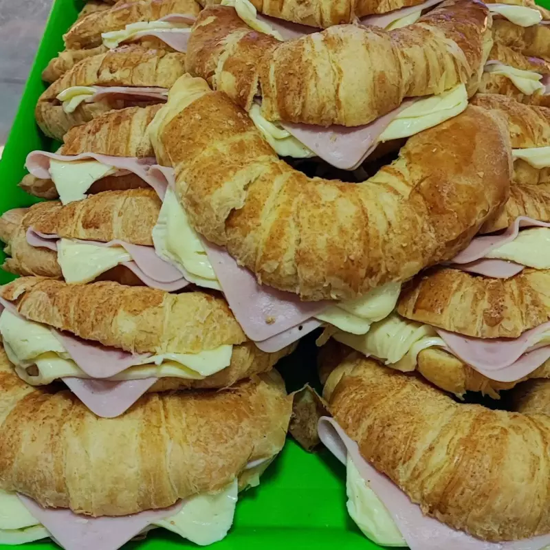 Croissant relleno queso y jamón