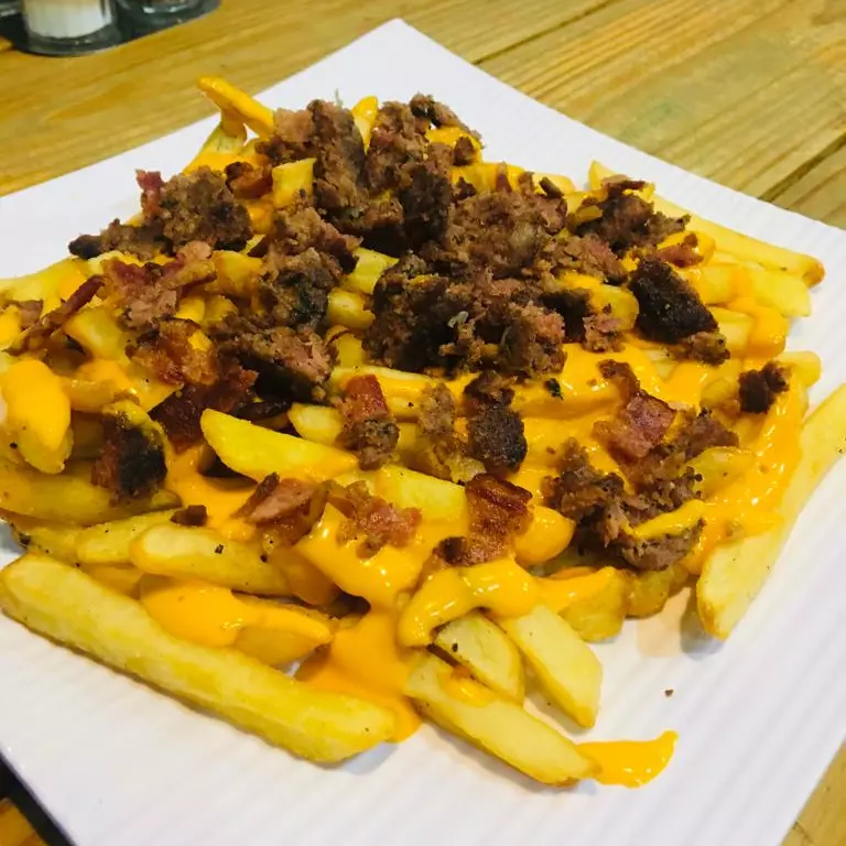 Choripapa con Queso y Tocino