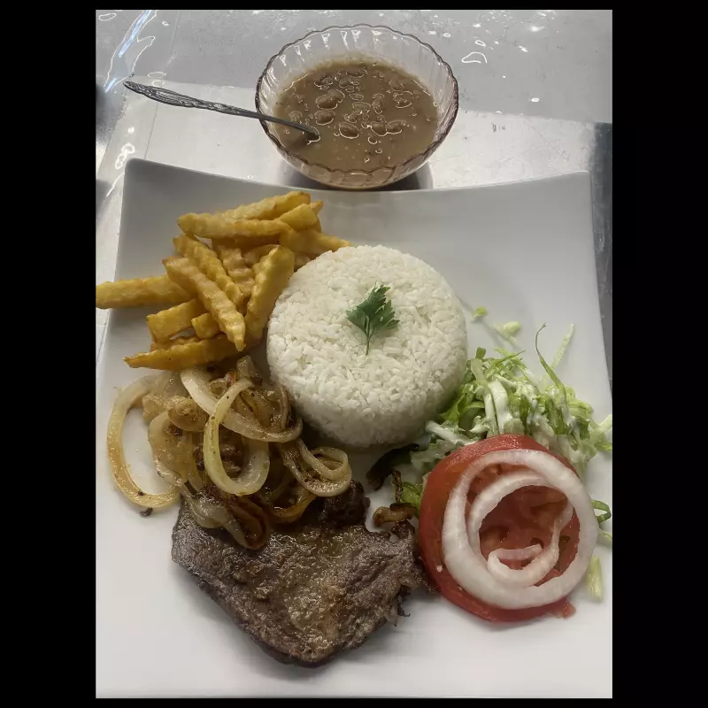 BIFE ACEBOLADO 卵をのせたステーキ