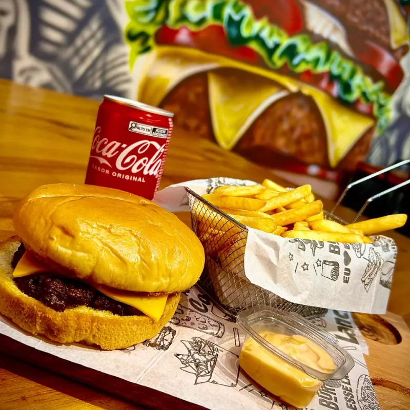 VK CARNE E QUEIJO + BATATA E  COCA