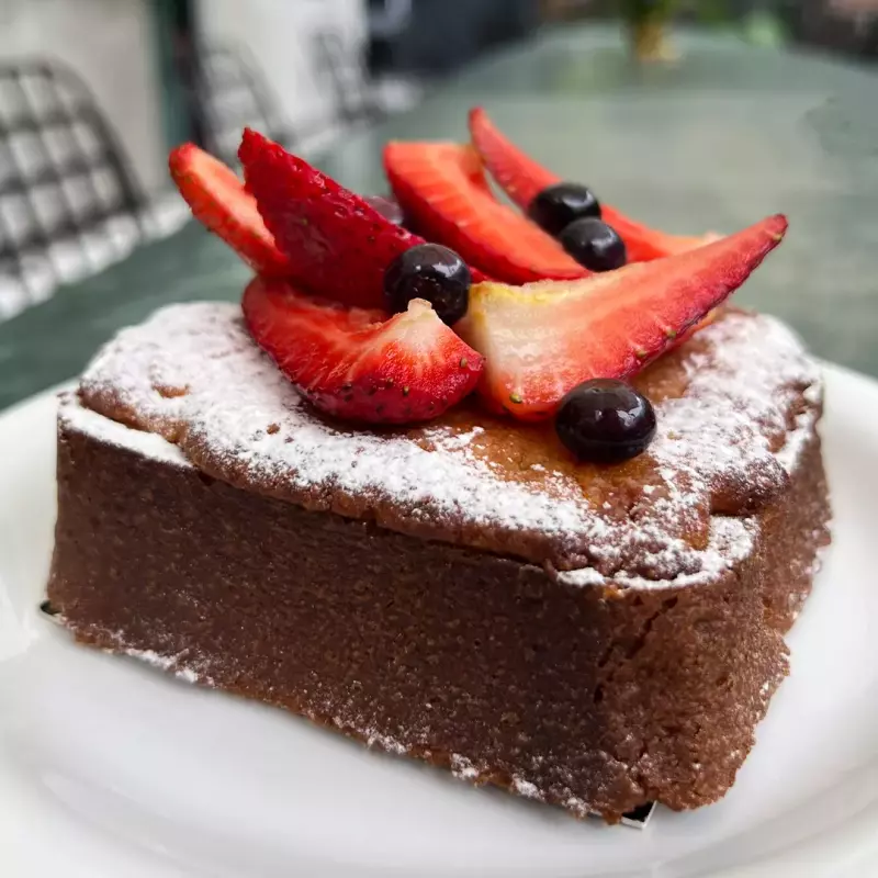 Pan Brioche con Frutilla y Arándanos