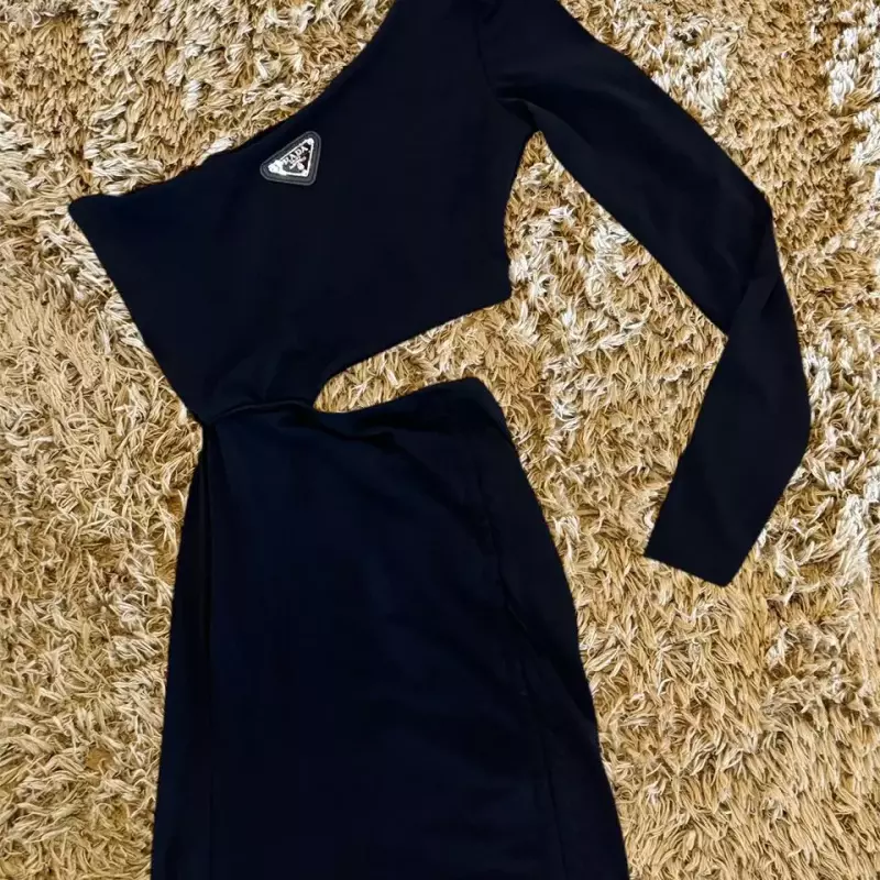 VESTIDO PRADA CORTO DE UNA MANGA