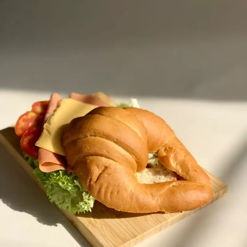 CROISSANT MASA MADRE JAMON,QUESO,VEG