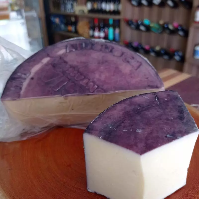 Queijo artesanal banhando ao vinho