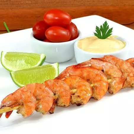 Espetinho de camarao