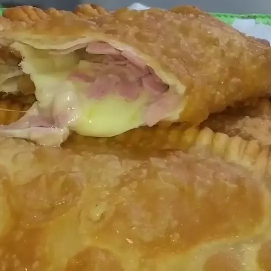 PASTEL DE PRESUNTO E QUEIJO