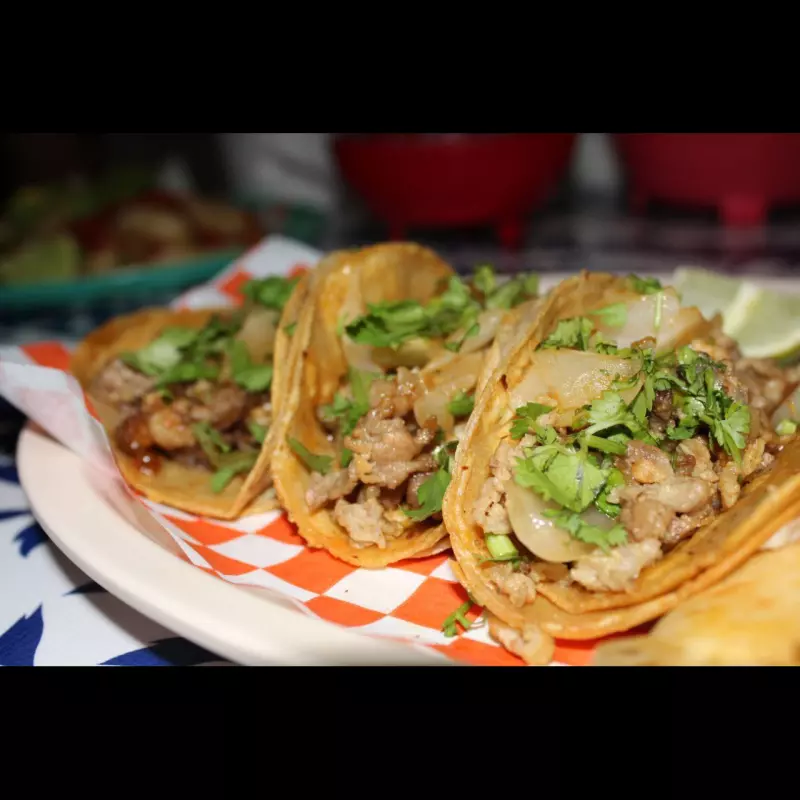 •25 Taquitos de Bistec y Pastor