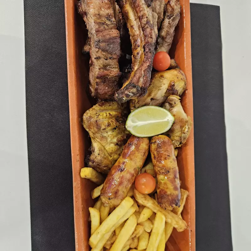 Churrasco cerdo, pollo y chorizo