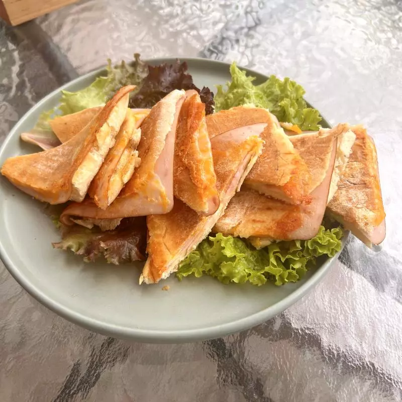 SANDWICHITOS DE QUESO Y JAMON DE PAV