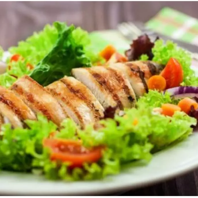 PECHUGA A LA PLANCHA CON ENSALADA