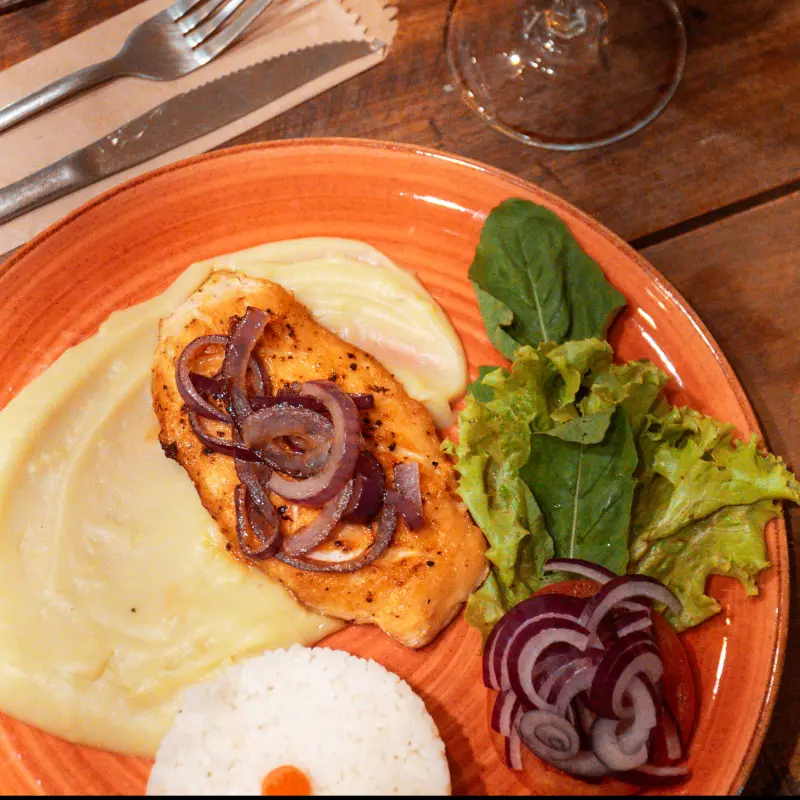 Frango com purê de batata doce